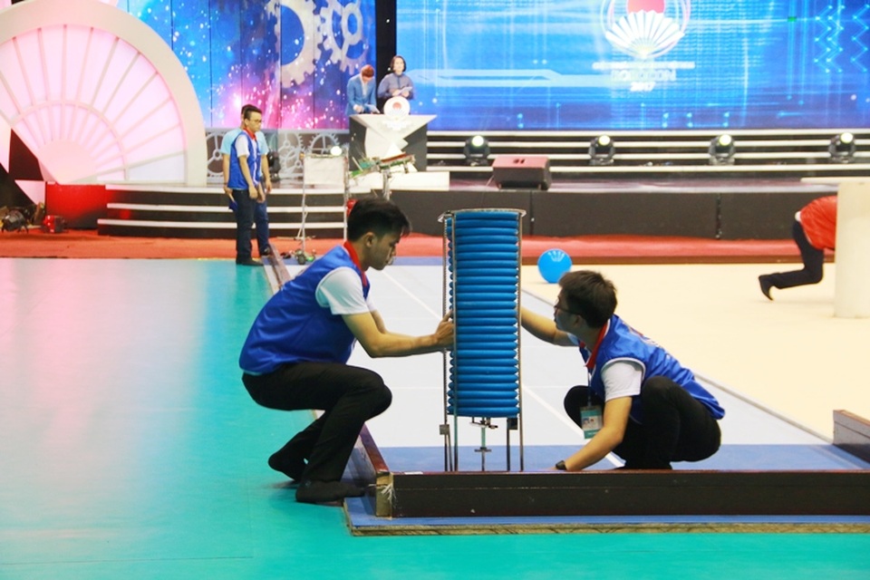 Khởi tranh chức vô địch “chinh phục đĩa bay” cuộc thi robocon 2017 - 4 Các đội tuyển bảng A và B đã thi đấu mở màn trong đêm khai mạc.