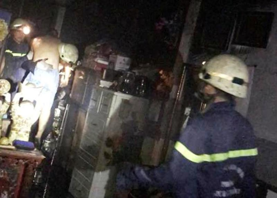 Giải cứu 3 người mắc kẹt trong đám cháy giữa đêm khuya - 4 Giải cứu 3 người mắc kẹt trong đám cháy giữa đêm khuya - 4