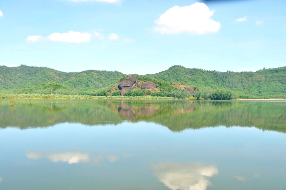 Cảnh núi non hữu tình hai bên đường dẫn vào đồng sen