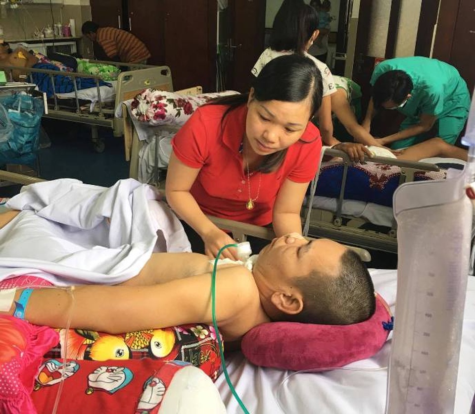 Số phận nghiệt ngã của cô giáo trẻ dạy Văn - 3 Chị không muốn buông tay, nhưng chi phí thuốc men mỗi ngày lên đến 5 triệu đồng khiến chị quỵ ngã