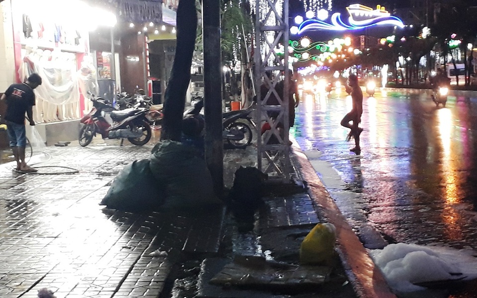 Đường phố Cần Thơ ngập nặng sau cơn mưa chiều - 6 
Tuy nhiên, sau hơn 30 phút mưa dứt hạt, nước rút dần