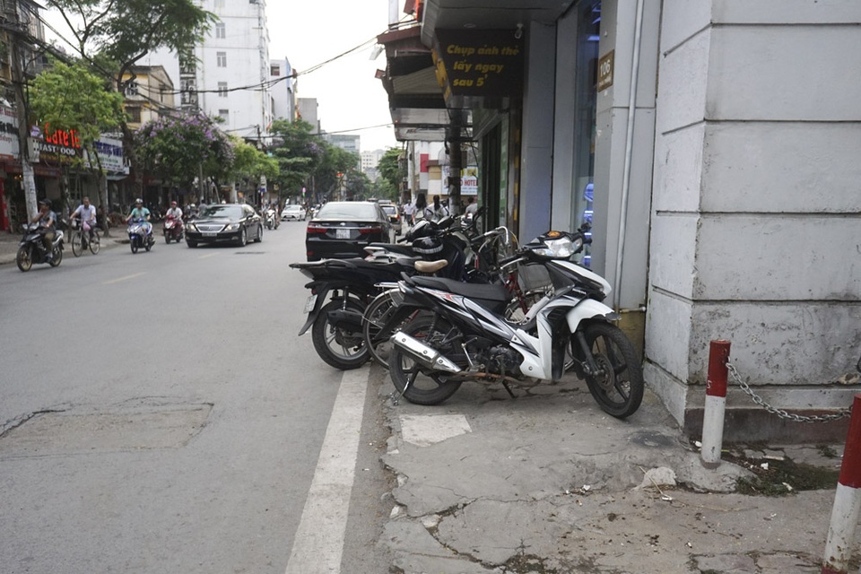 Vỉa hè "rộng một gang tay" tái xuất tại Hà Nội - 6 Ở Hà Nội có khá nhiều đường phố với vỉa hè nhỏ hẹp đang bộc lộ bất cập khi một làn để xe máy còn không đủ.