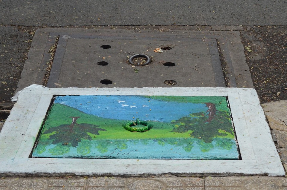 Sự khác biệt của hai chiếc nắp cống.