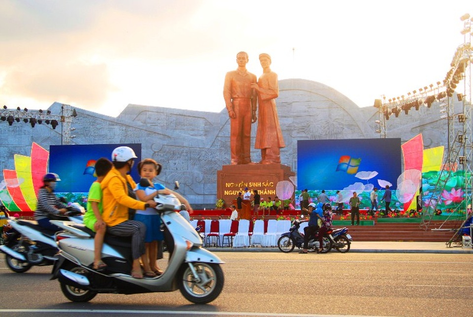 Khánh thành Tượng đài cha con Bác Hồ trên quê hương Bình Định - 4 Tượng đài Nguyễn Sinh Sắc - Nguyễn Tất Thành hứa hẹn sẽ là điểm tham quan văn hóa - lịch sử thu hút đông đảo người dân và du khách