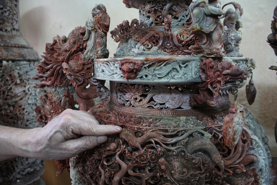 Cận cảnh bộ lư "tam bảo vĩnh hằng" khách trả 15 tỷ không bán - 11 Chủ nhân của bộ tác phẩm độc đáo này cũng khẳng định, kỹ thuật chạm khắc đá trên bộ Tam bảo vĩnh hằng được xem là tinh tế, cầu kỳ bậc nhất hiện nay.