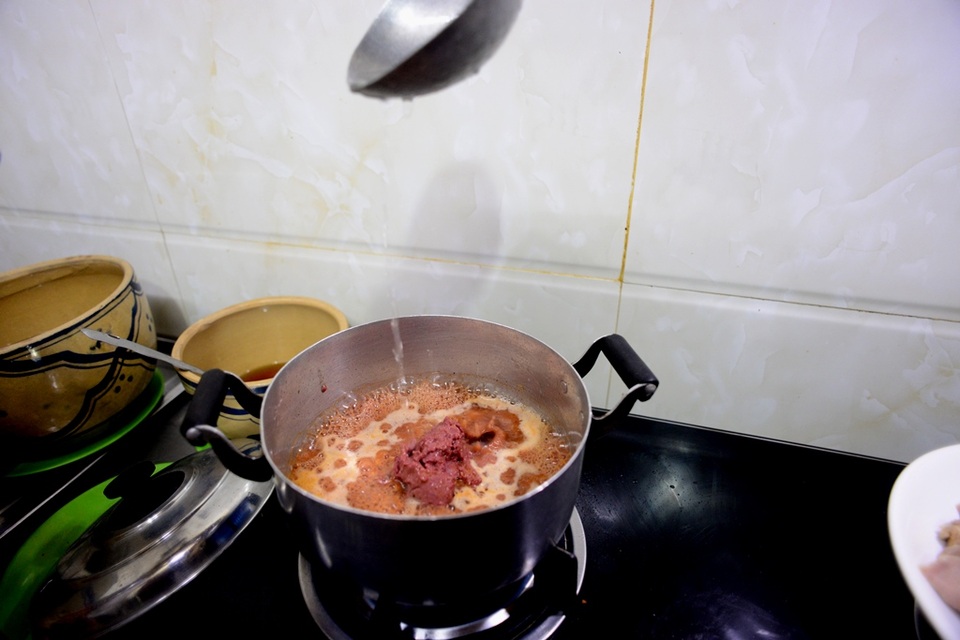 Cách thưởng thức khác của “Bánh mì Sài Gòn” khiến giới trẻ thích mê - 6 Paté tan dần trong nước dùng.
