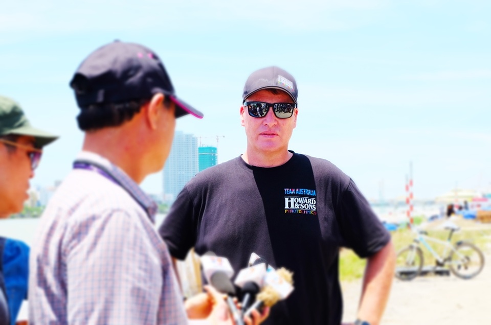 Hai "cao thủ" pháo hoa hé lộ kịch bản trước đêm Thủy - 2
Đội trưởng Christian Howard đến từ nước Úc - đội vô địch pháo hoa quốc tế Đà Nẵng 2015 - hứa hẹn một màn trình diễn mang lại nhiều cung bậc cảm xúc cho khán giả