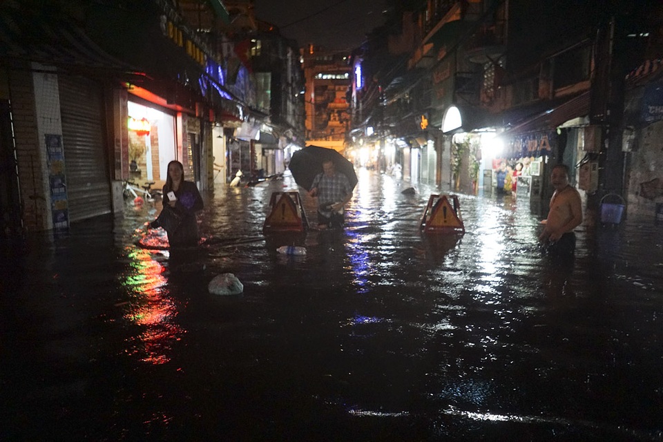 Trung tâm phố cổ Hà Nội tiếp tục ngập sâu trong biển nước - 7
Phố Đinh Liệt ngập nặng, nhiều nơi sâu tới 80cm.