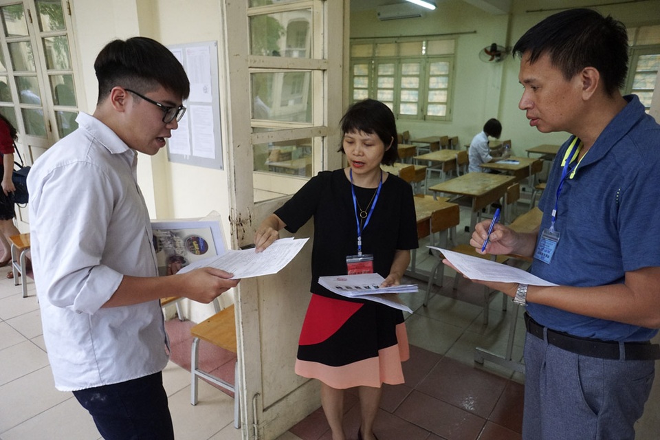 Thí sinh vui vẻ, thoải mái bước vào môn thi đầu tiên - 5 Những thí sinh đầu tiên vào phòng thi sau khi giám thị kiểm tra các loại giấy tờ cần thiết.