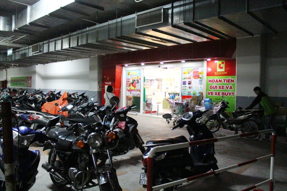 Dự án khu chung cư cao cấp: Tiện ích cư dân bị xem nhẹ - 6 Ngay cổng chính siêu thị trong tầng hầm là bãi giữ xe.