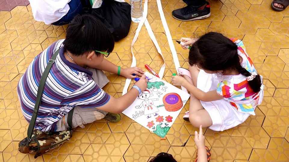 Bất ngờ với những ước mơ các bé gửi vào cánh diều - 6 Anh trai tô màu phụ em gái.