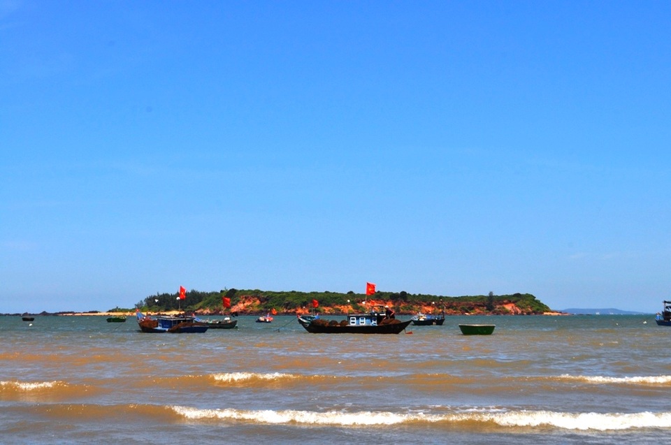 Kiếm tiền triệu mỗi ngày từ nghề khai thác rong mơ - 6 Tại Tam Hải có khoảng 100 hộ dân làm nghề hái rong mơ