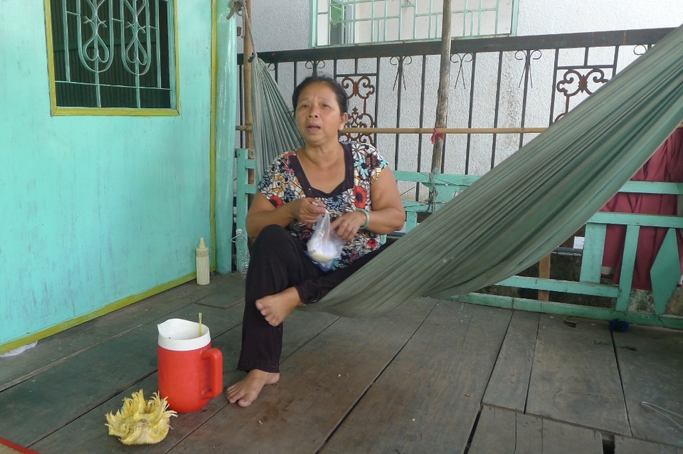 Nhà trong khu vực sạt lở nguy hiểm, 15 hộ dân vẫn “liều mình” vào ở - 9 Bà Nguyễn Thị Tua vì quá nhớ nhà nên ban ngày bà về nhà ở, tối về nhà chùa ngủ... Vài ngày tới bà định dọn về nhà ở luôn, nếu chết thì chịu, chứ bà không chịu nổi cảnh sống tạm bợ như 2 tháng qua.