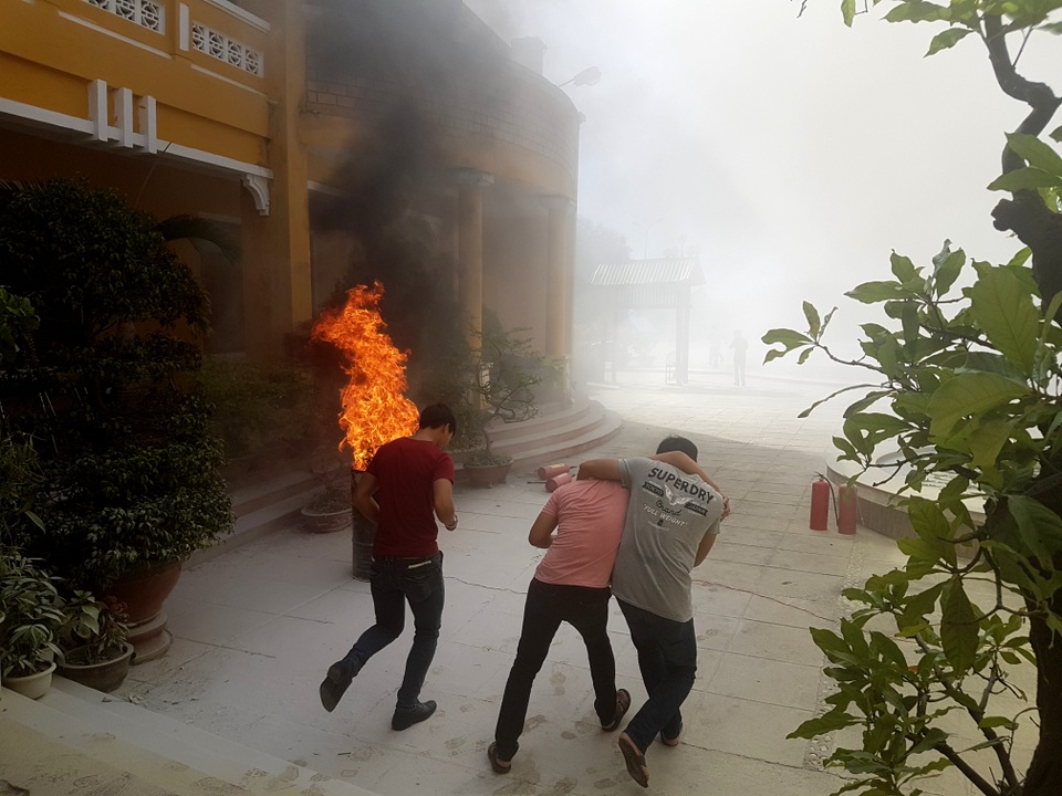 Đưa các nạn nhân ra ngoài đám cháy