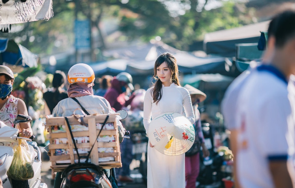 Thiếu nữ Huế duyên dáng áo dài trắng ở chợ Đông Ba - 8 Nhân vật chính của bức ảnh là bạn Huỳnh Thiện Mỹ tỏ ra khá bất ngờ khi bộ ảnh của mình được quan tâm, đặc biệt là hình ảnh bên gánh bún mộc mạc, giản dị.