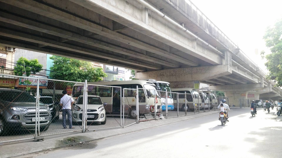 Ninh Bình: Gầm cầu vượt bị "xẻ thịt" biến thành bãi đỗ xe ô tô - 1 Gầm cầu vượt Thanh Bình, thành phố Ninh Bình bị biến thành bãi đỗ xe ô tô ngay giữa trung tâm thành phố.