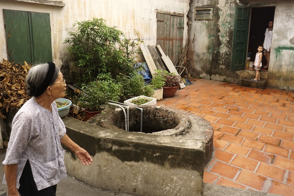 Báu vật giếng Chăm cổ xứ Đoài - 6
Cũng tại xã Đan Phượng, một giếng cổ nằm ven đường được xem như dấu tích lập làng khi xưa, đến nay vẫn còn được sử dụng.