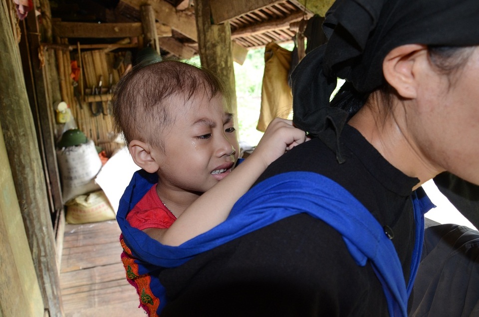 
Sau 3 lần mang thai, người mẹ này đã vô cùng hạnh phúc khi Huệ ra đời. Nhưng số phận thật trớ trêu, con lại mắc căn bệnh quái ác
