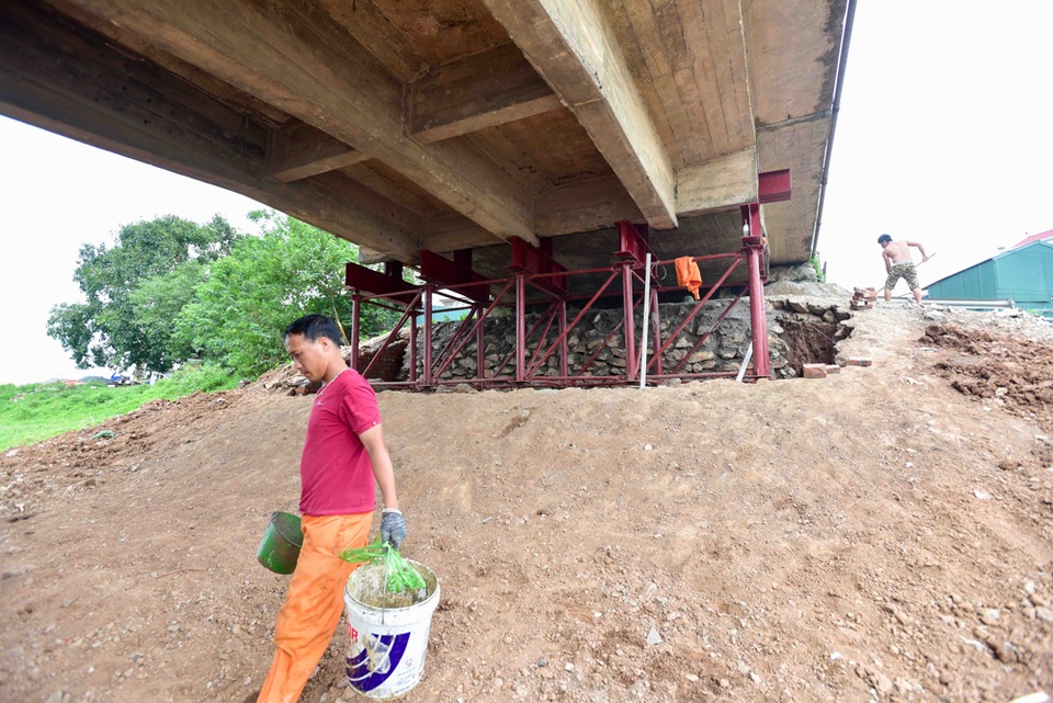 
Tuy nhiên, theo nhiều người dân, do cầu được xây dựng cách đây hơn 40 năm, hiện trang xuống cấp khá nặng nề, hiện phải gia cố thêm phần trụ sắt dưới gầm để giảm thiểu rủi ro.
