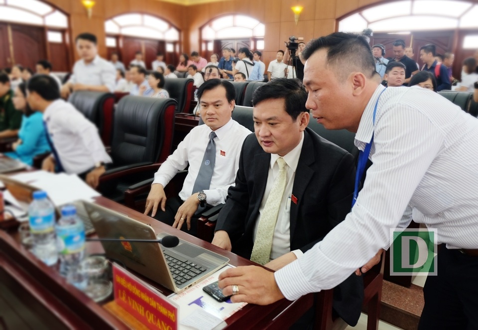 Kỳ họp HĐND "không giấy" đầu tiên của Đà Nẵng - 3 Các đại biểu HĐND TP. Đà Nẵng thực hiện biểu quyết trực tuyến với tài khoản mạng và máy tính xách tay.