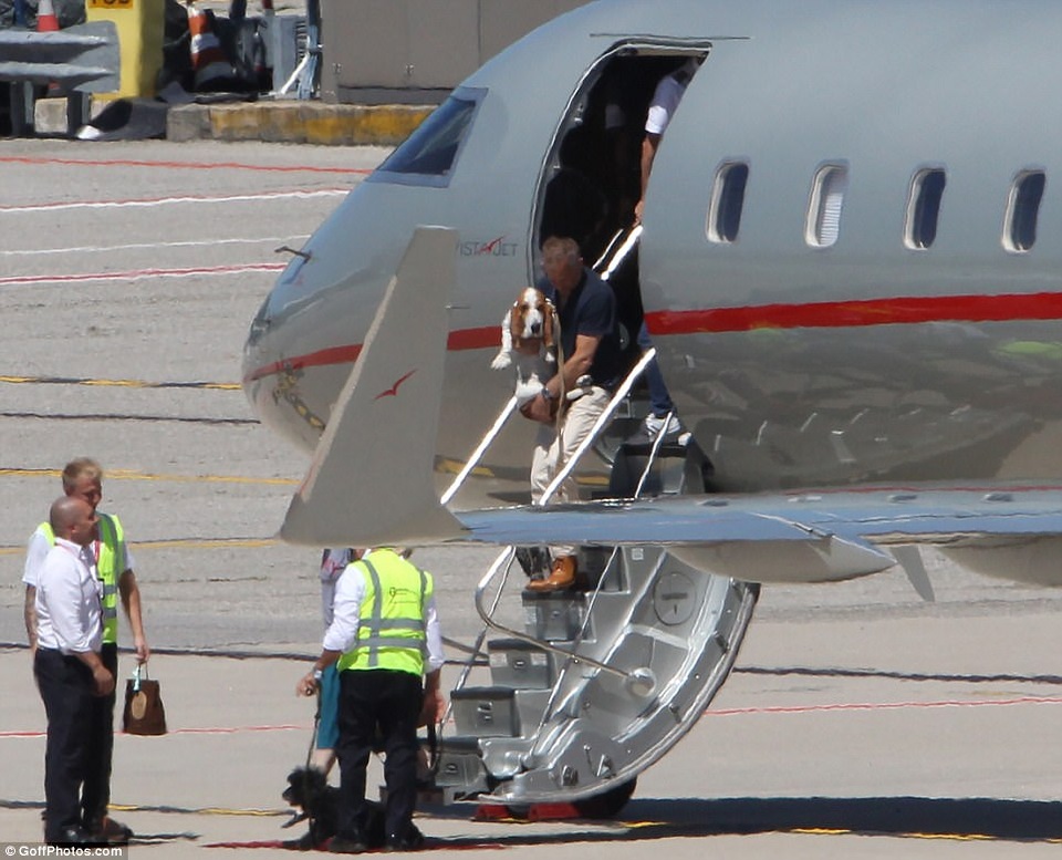 Chú chó của gia đình cũng được góp mặt trong chuyến đi. Tại Ý, George Clooney có một ngôi nhà nằm bên hồ Como ở vùng Lombardia.