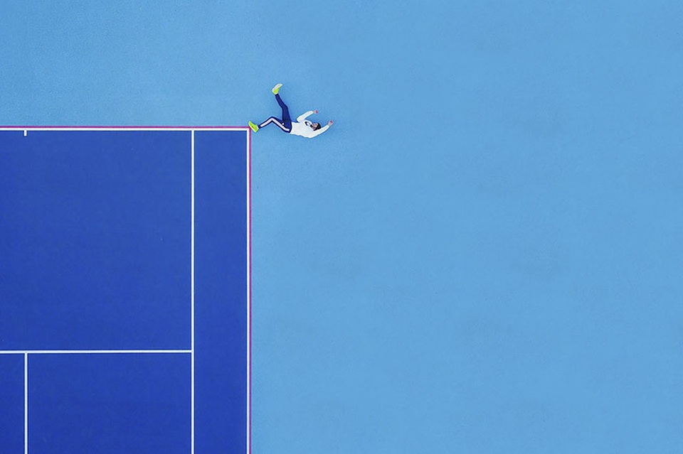 Ảnh chụp mang tên End of the Line giành vị trí số 1 trong hạng mục Con người, miêu tả lại hình ảnh giống như một người đàn ông ngã khỏi một tòa nhà.