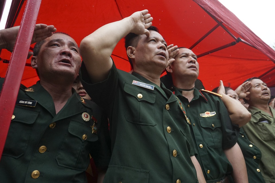 Trở về bên đồng đội yên nghỉ nơi chiến trường biên giới Vị Xuyên - 6
Các cựu binh F356 hát Quốc ca và chào các đồng đội đã hy sinh ở lễ dâng hương tại Nghĩa trang Vị Xuyên.