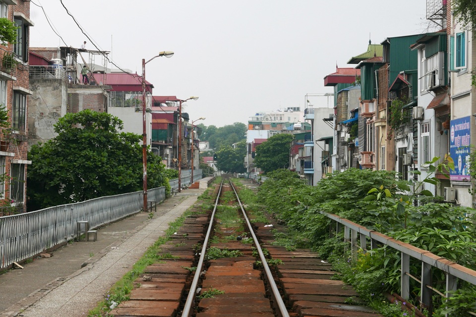 Nhịp sống quanh cây cầu đường sắt trăm tuổi ở Hà Nội - 1
Cầu đường sắt nối từ phố Phùng Hưng đến ga Long Biên được người Pháp xây dựng hơn một trăm năm trước tạo thành đoạn đường tàu hoả cao ngang một tầng nhà, chạy len lỏi trong khu phố cổ Hà Nội.