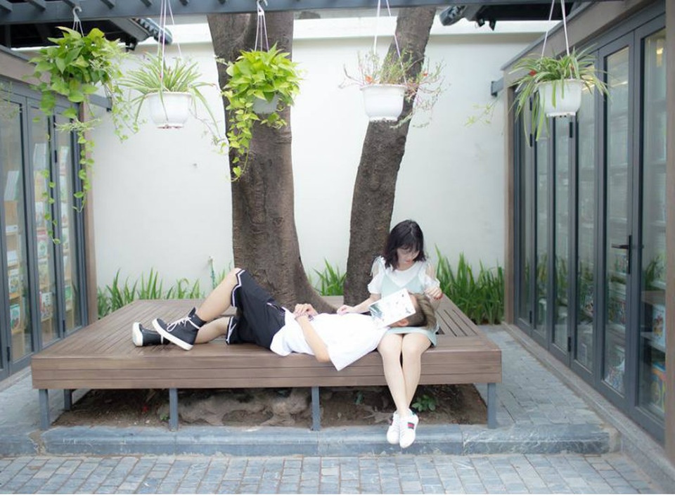 Chuyện tình “cọc tìm trâu” của cô gái 1m48 và chàng trai 1m80 - 3 Cường kể: “Thật ra Linh để ý tới em qua lần tình cờ gặp ở căng tin, em thì là dân bán hàng muốn nhân rộng phạm vi buôn bán để kiếm thêm thu nhập giúp đỡ bố mẹ nên em đã kết bạn với Linh. Rồi đùng một hôm Linh nhắn tin em và từ đó chúng em làm quen và sau 1 tháng bọn em bắt đầu yêu nhau”.