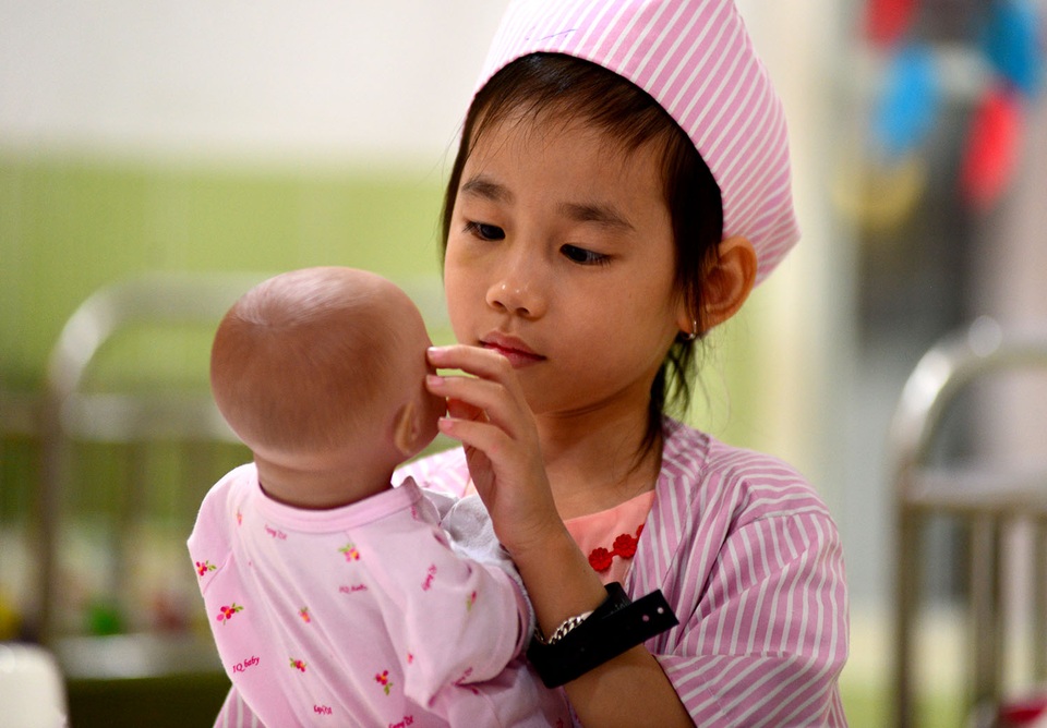 Bệnh nhi ung thư thực hiện ước mơ làm bác sĩ, đầu bếp - 6 Không còn những ánh mắt đượm buồn như khi ở trong viện, các em nhỏ đều thích thú và lạ lẫm với mọi thứ.