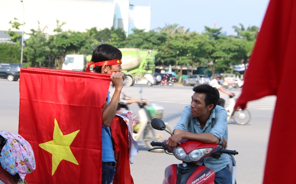 Không khí ảm đạm trước trận U22 Việt Nam-Ngôi sao K-League - 8 Một thanh niên bán cờ Tổ quốc lang thang khắp trước cửa sân Mỹ Đình mà chưa bán được lá cờ nào.