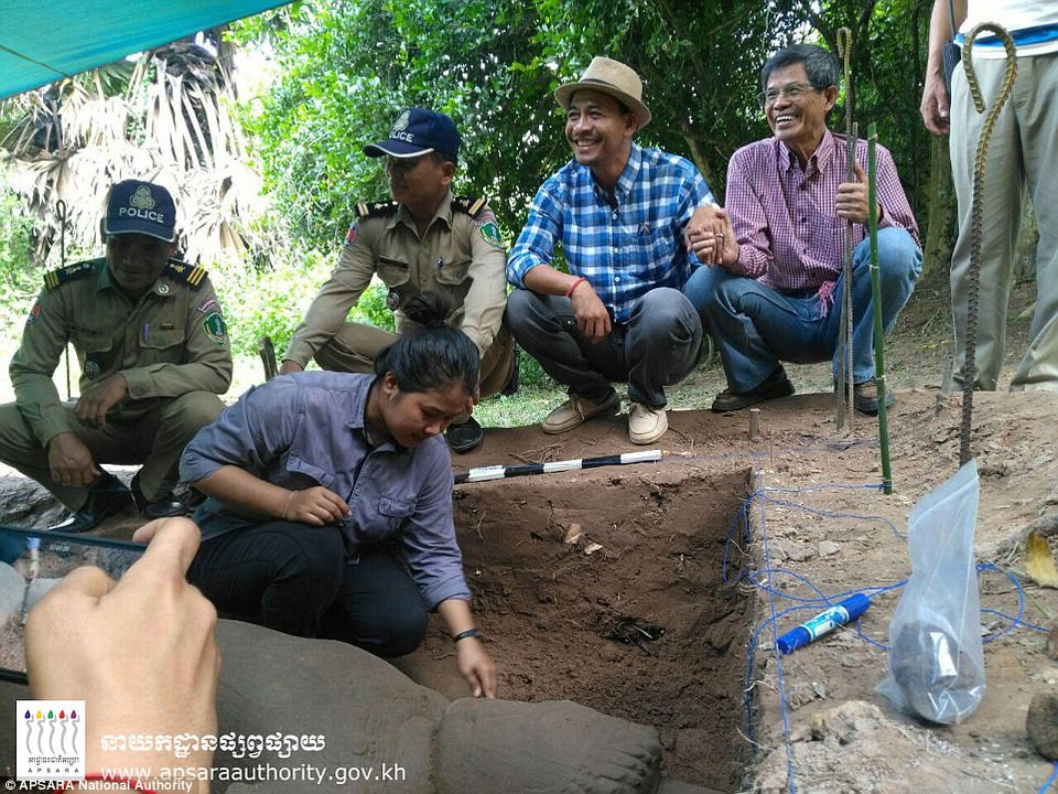 Tìm thấy tượng thánh bảo trợ ở đền Angkor Wat - 6 Đây là bức tượng thuộc vào hàng lớn nhất được tìm thấy tại đền Angkor Wat trong vài năm trở lại đây.