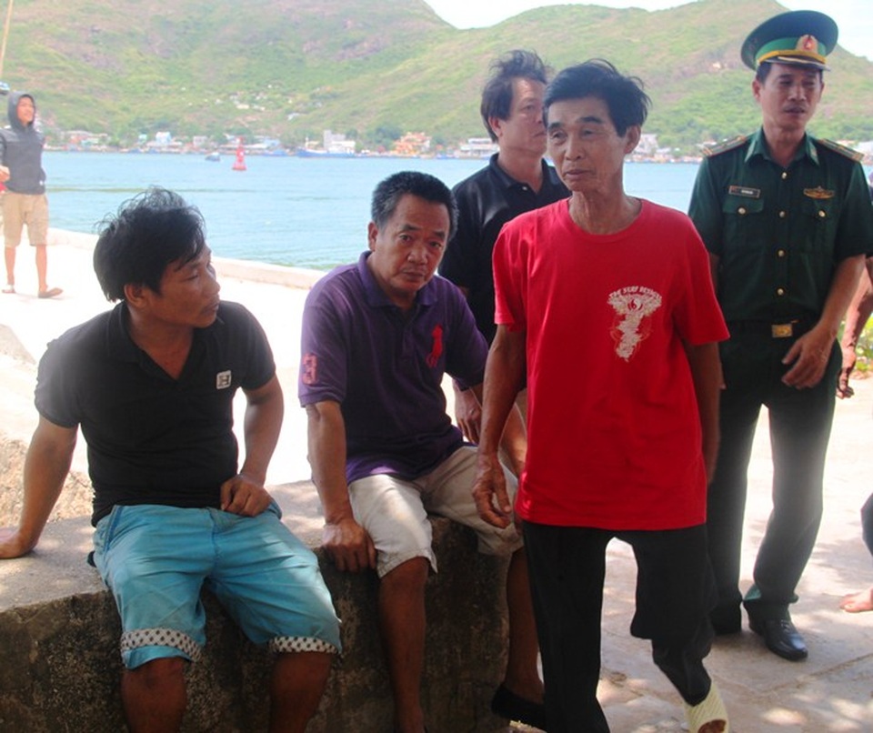 Ngư dân kể chuyện cứu 10 thuyền viên trên con tàu chìm - 1 Các thuyền viên trên tàu Hợp Tiến 36 bị chìm chưa hết bàng hoàng khi tàu chìm rồi được ngư dân Bình Định cứu sống đưa vào bờ an toàn.