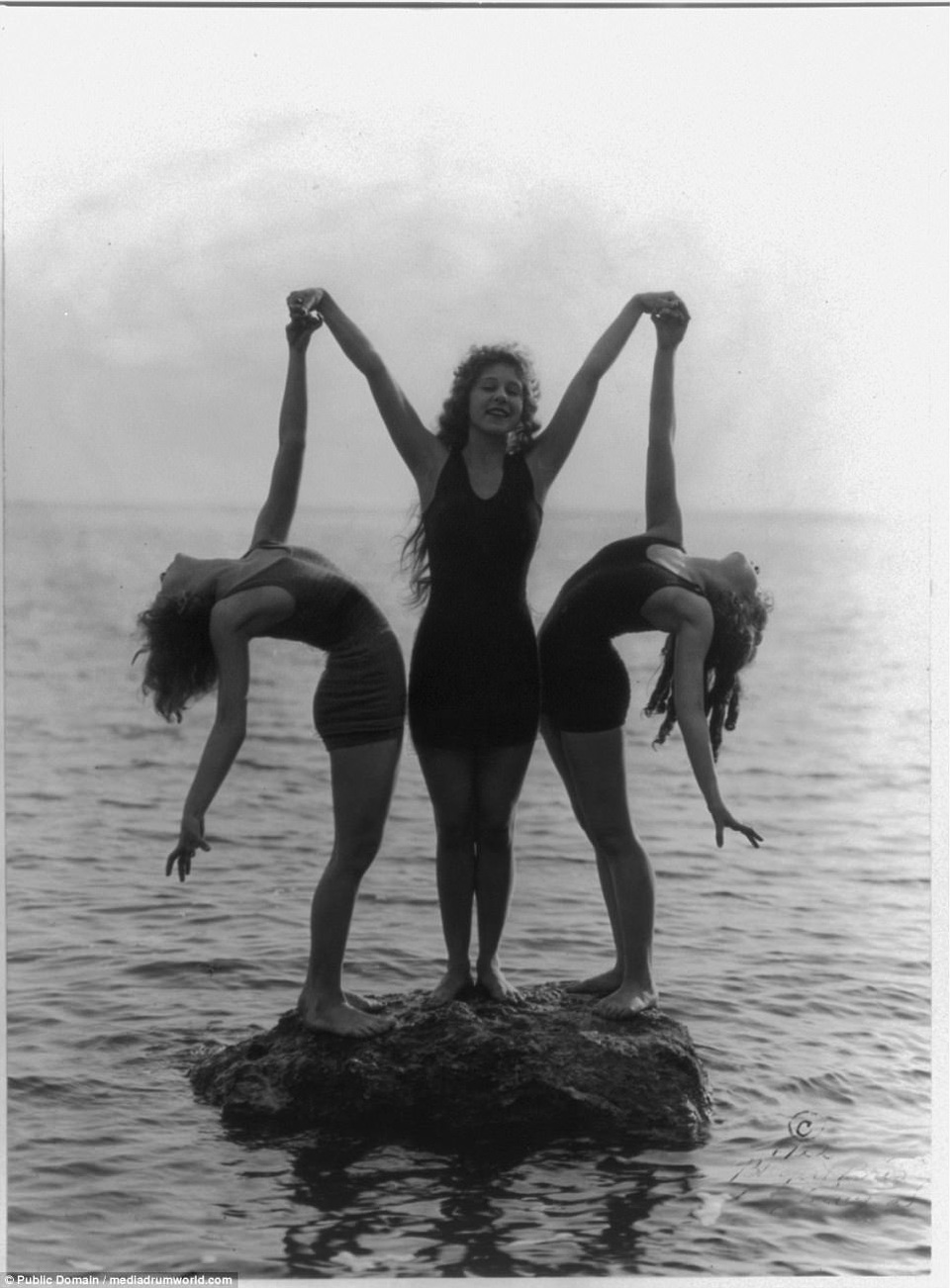 Bắt đầu từ giữa thập niên 1920, các quy định được nới lỏng dần, trang phục ra biển của phụ nữ cũng trở nên phóng khoáng hơn.