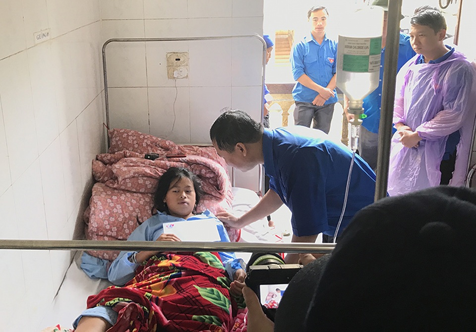 Tập trung hoạt động tình nguyện thanh niên giúp bà con Yên Bái vượt khó sau lũ - 3 Đoàn công tác động viên các nạn nhân của cơn lũ