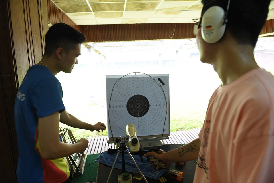 
Các xạ thủ tranh tài ở nhiều nội dung cá nhân và đồng đội như súng trường, súng ngắn, súng ngắn ổ quay, súng hơi, bắn đĩa bay...
