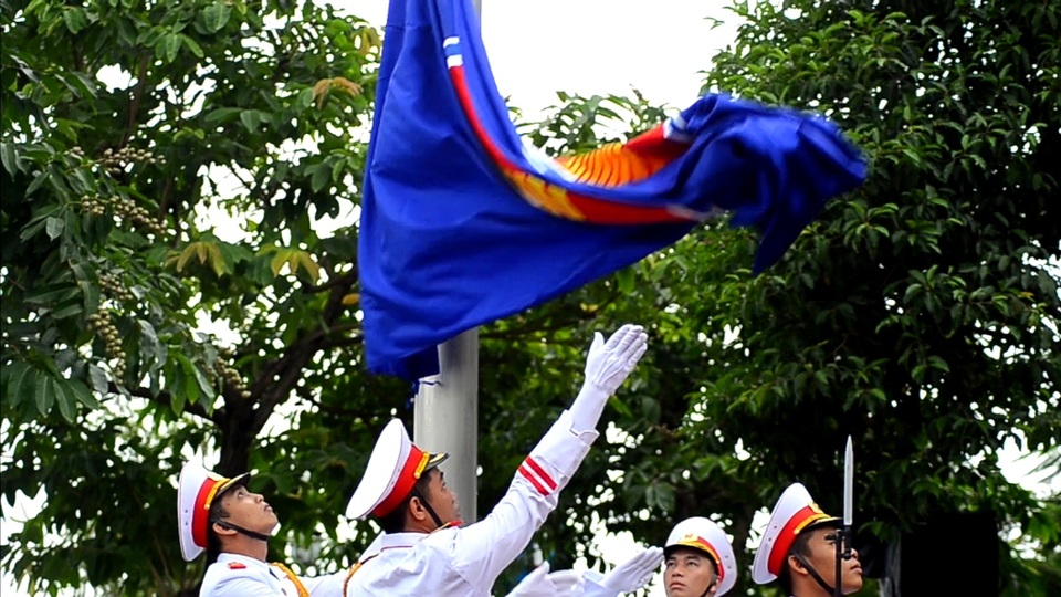 Hình ảnh lễ Thượng cờ ASEAN tại TPHCM - 6 Tung cờ