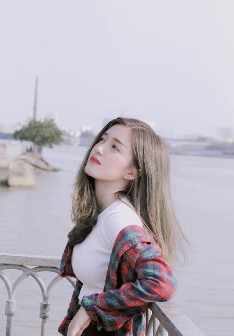 Nữ sinh Sài Gòn xinh đẹp khiến ngàn chàng trai thương nhớ - 4 Chia sẻ về sự nổi tiếng đầy bất ngờ này Uyên cho biết bản thân cảm thấy khá vui và bất ngờ. “Được nhiều người quan tâm và nhận được nhiều lời khen mình rất vui nhưng cũng không tránh khỏi điều ngược lại, cũng có người thích người ghét”, Uyên chia sẻ.