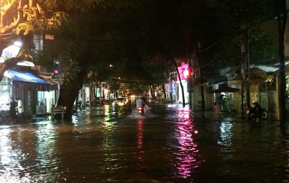 Đường Đồng Khởi mênh mông nước