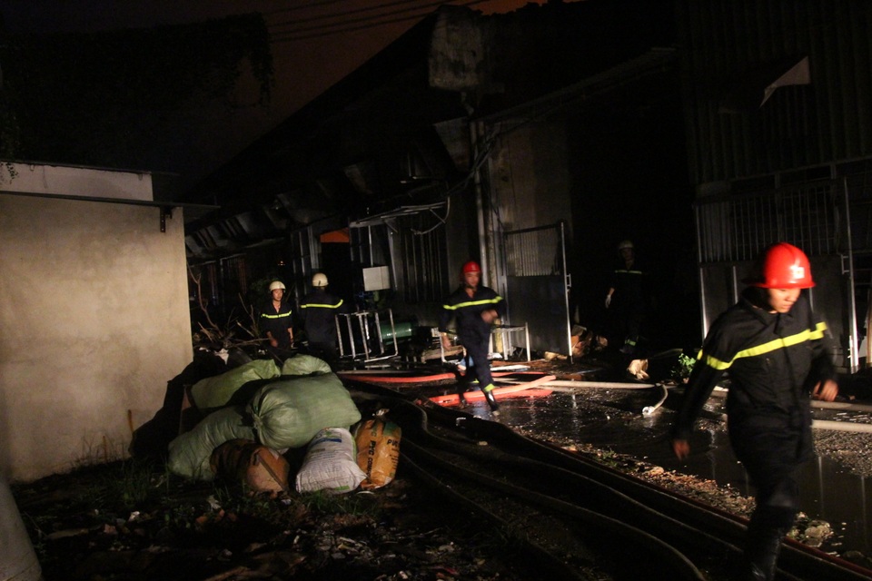 Bí thư Quận ủy quận 9 Đặng Thị Hồng Liên và Giám đốc Cảnh sát PCCC TPHCM Lê Tấn Bửu trực tiếp có mặt chỉ đạo việc chữa cháy.