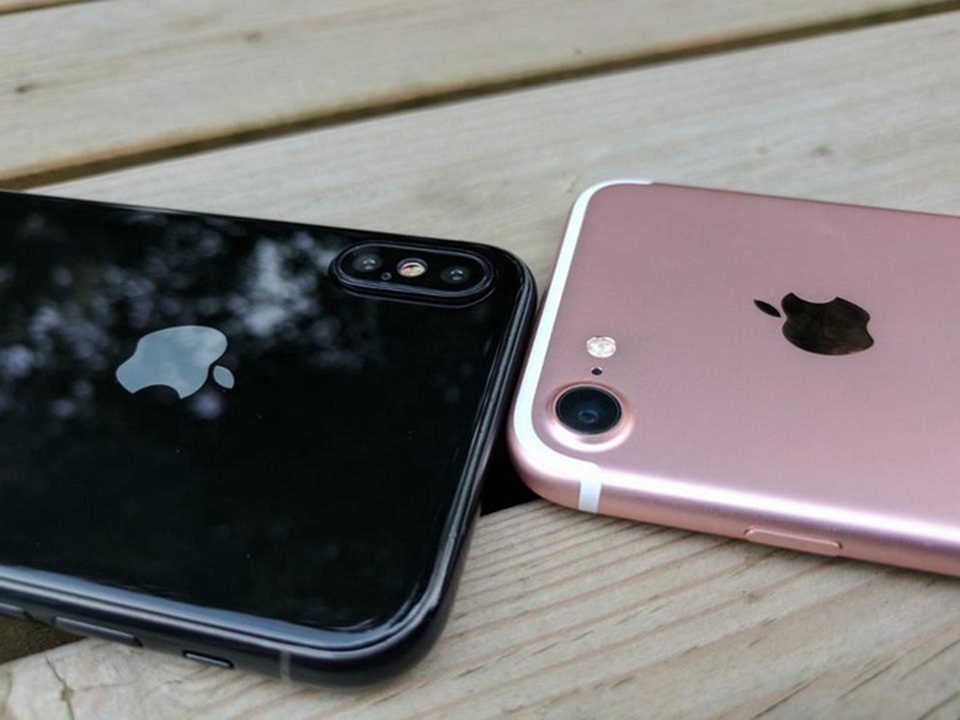 Lộ video cùng hình ảnh thực tế bên trong nhà máy sản xuất iPhone 8 - 7 iPhone 8 năm nay được thiết kế với cụm camera kép đặt dọc theo thân máy, thay vì ngang giống như iPhone 7 Plus