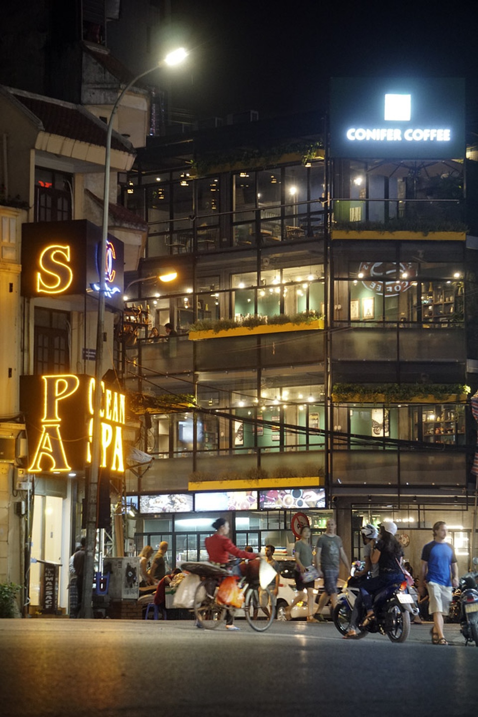 Hà Nội lung linh về đêm - 6
Đoạn phố Cầu Gỗ, Đinh Liệt với rất nhiều nhà hàng, khách sạn phục vụ khách du lịch.