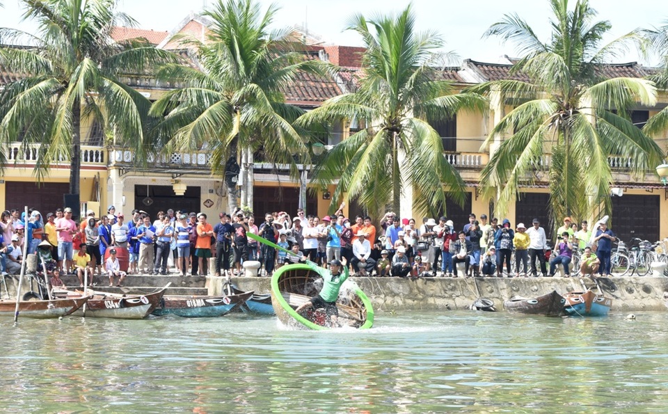 Biểu diễn thúng chai của Tuấn Liên Discovery làm du khách hết sức hào hứng