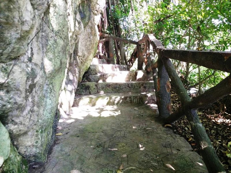 Đường lên đỉnh núi Kỳ Lân được xây dựng kiên cố với nhiều bậc thang.