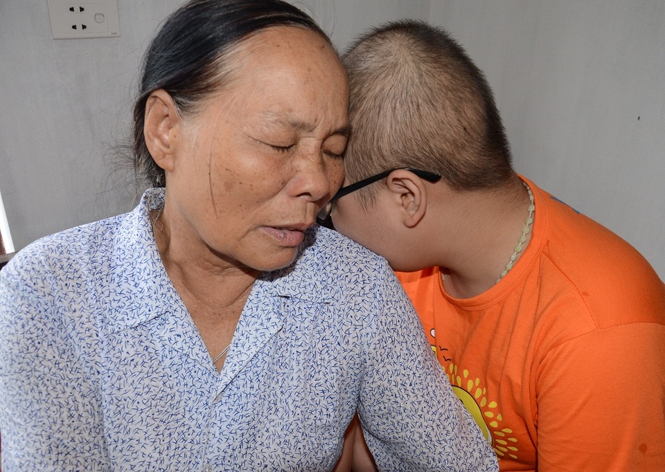 Ước mơ được trở lại trường của cậu bé 15 tuổi mắc ung thư máu - 6
Bà nội tan nát cõi lòng, khi chứng kiến đứa cháu yêu quý đang chết dần chết mòn vì bệnh tật hiểm nghèo