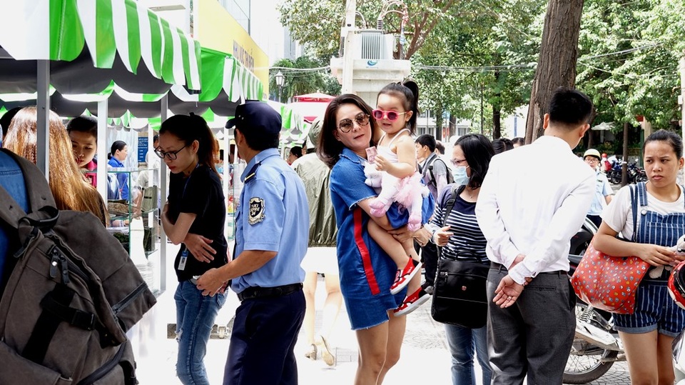 Sài Gòn đã có phố hàng rong - 5
Ngày đầu mở cửa, phố hàng rong thu hút khá đông người dân.