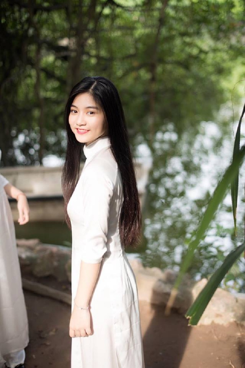 Khoảnh khắc nữ sinh Sài Gòn trong tà áo dài "đốn tim" dân mạng - 4 Nam Phương trong vẫn duyên dáng trong tà áo dài của bác