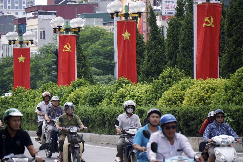 
Cờ Đảng và Cờ Tổ quốc đan xen trên đường phố.
