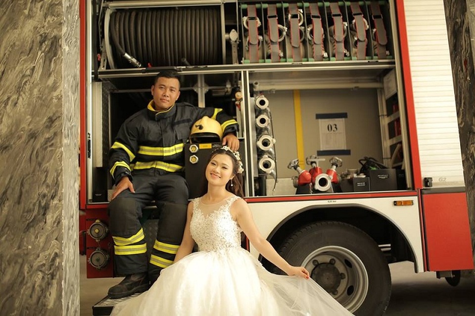 Sau hơn 5 năm yêu nhau Thanh Tú và Quang Tùng quyết định về chung một nhà. Cặp đôi lên ý tưởng thực hiện bộ ảnh cưới độc đáo mang tên: “Chuyện tình lính cứu hỏa”.