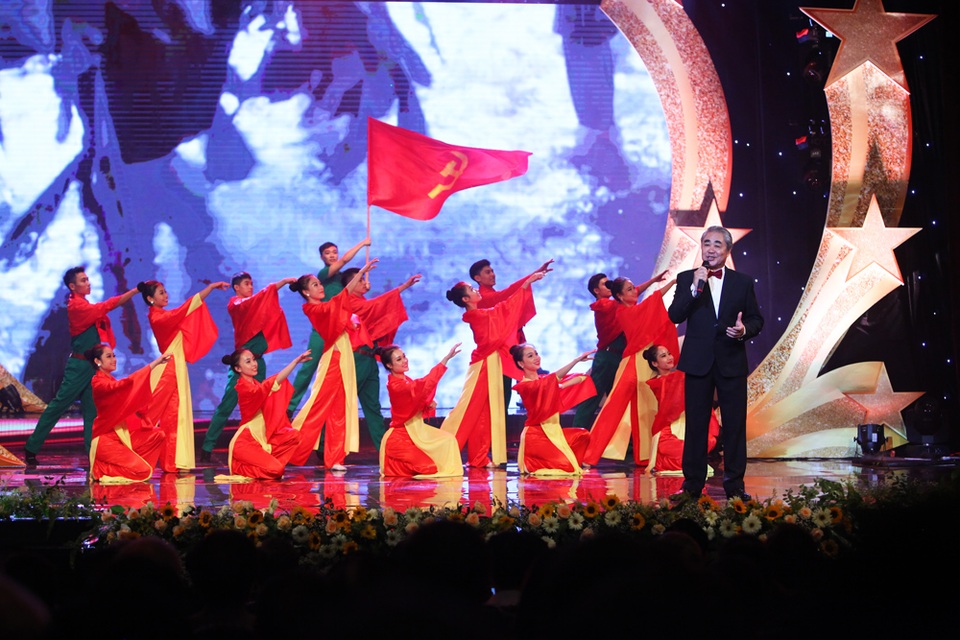 "Rạng rỡ Việt Nam": Đêm nhạc ý nghĩa chào mừng ngày quốc khánh 2/9 - 8 Nối tiếp, NSND Quang Thọ và tốp ca Trường ĐH Văn hóa Nghệ thuật Quân đội thể hiện ca khúc “Đảng đã cho tôi sáng mắt, sáng lòng”.